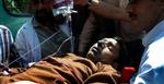 Et offer modtager lægehjælp efter ukendte gerningsmand skød mod hinduer i en landsby i Kashmir. - Foto: AP 
