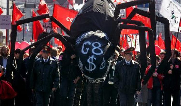G8-landene symboliseres af en gigantisk edderkop under denne kommunistiske og socialistiske demonstration i Skt. Petersborg. - Foto: AP 