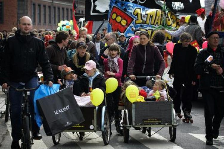 Optog på vej fra Rådhuspladsen i København til Fælledparken, hvor de politiske taler blev holdt. - Foto: Jens Dresling 