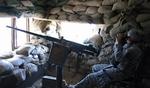 En amerikansk ses i skjul i en bunker ved Ramadi vest for Bagdad, hvor USA hævder, at omkring 100 oprørere er blevet dræbt under en offensiv. - Foto: AP 