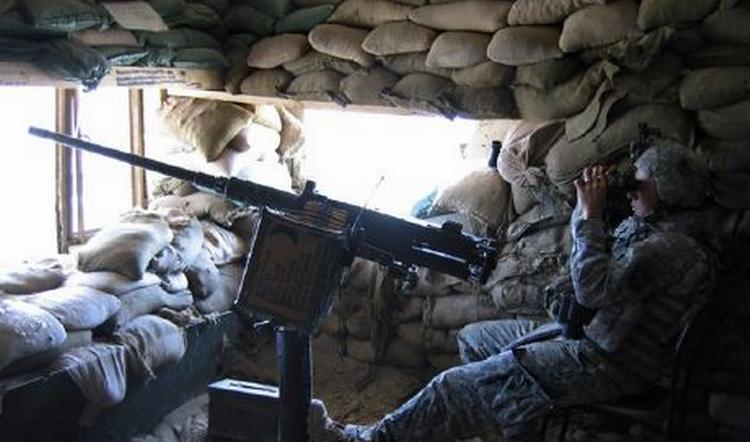 En amerikansk ses i skjul i en bunker ved Ramadi vest for Bagdad, hvor USA hævder, at omkring 100 oprørere er blevet dræbt under en offensiv. - Foto: AP 