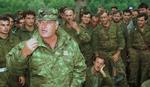 Den bosnisk-serbiske hærleder og krigsforbrydertiltale Ratko Mladic er fortsat på fri fod. Det kan koste Serbien forhandlinger med EU. - Arkivfoto: AP 