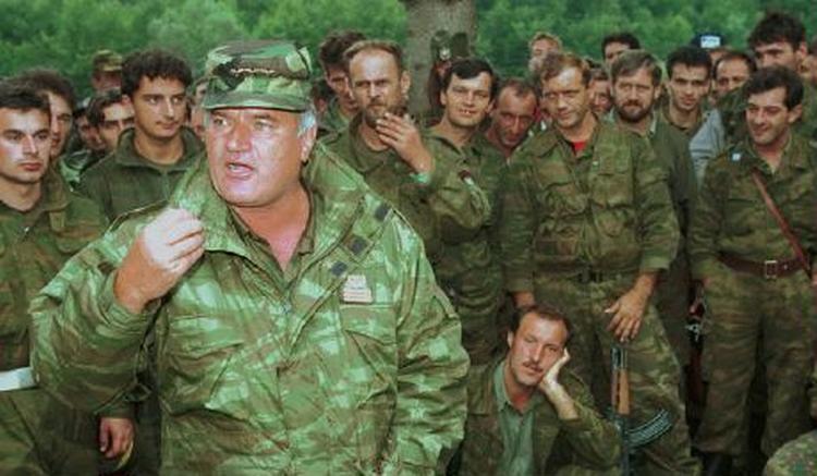 Den bosnisk-serbiske hærleder og krigsforbrydertiltale Ratko Mladic er fortsat på fri fod. Det kan koste Serbien forhandlinger med EU. - Arkivfoto: AP 