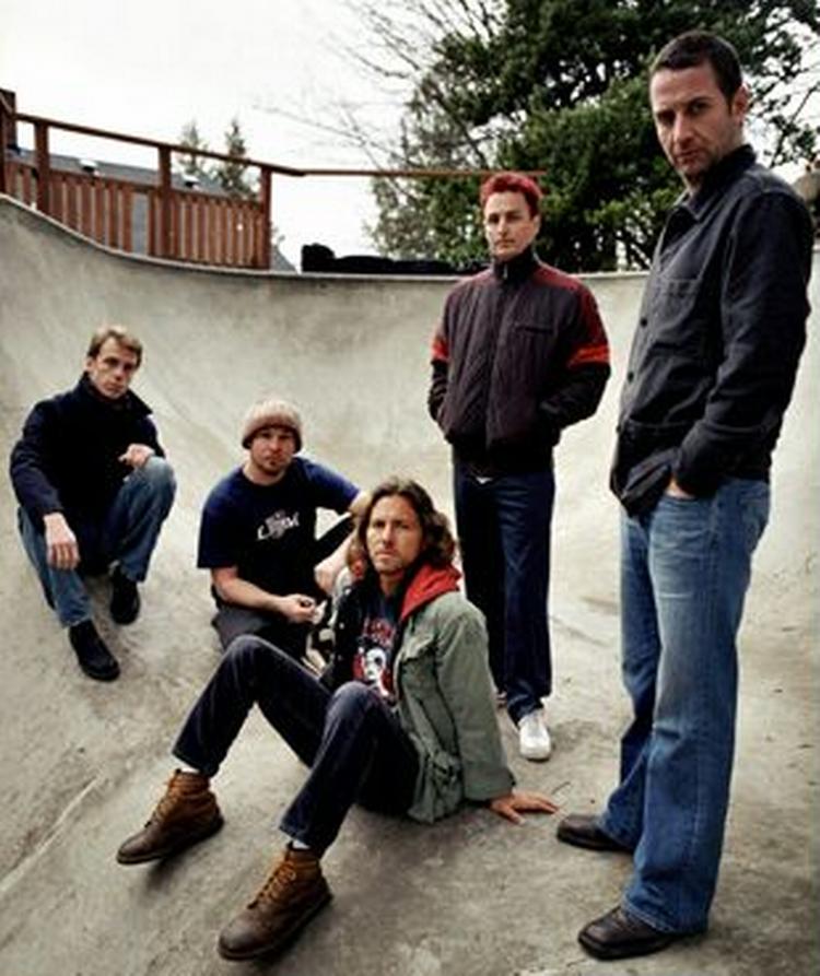 Pearl Jam langer ud og rager op på deres 8. album. Eddie Vedder har fundet den perfekte balance mellem udfarende kraft og introspektion. 
