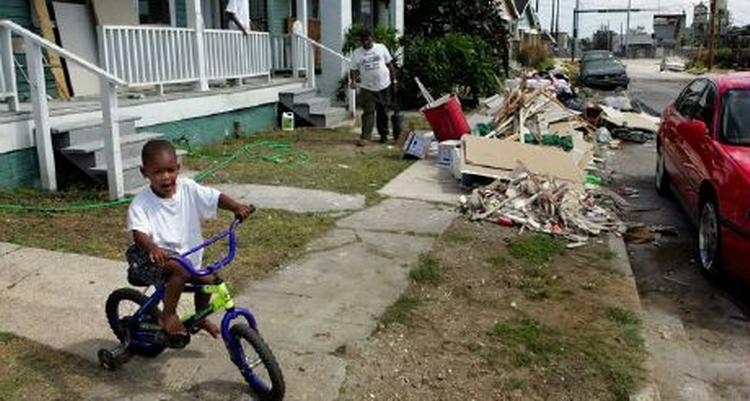 Affaldet fra Katrinas hærgen flyder fortsat mange steder i New Orleans gader. - Foto: AP 