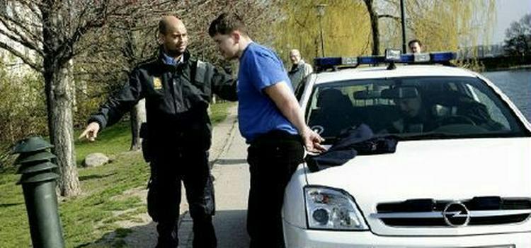 Den tredje røver forsøgte at flygte til fods langs Skt. Jørgens Sø, men blev fanget af politifolk. - Foto: Martin Lehmann 