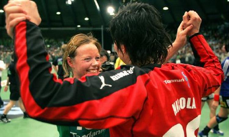 Viborgs franske keeper Nicholas (med ryggen til) omfavner Henriette Mikkelsen. - Foto: Lars Poulsen 