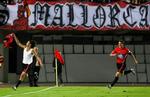 Målet, der gjorde Barcelona spanske mestre: Doni (tv) har scoret til 2-1 for Mallorca mod Valencia. - Foto: AP 