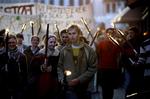 Torvet i Nakskov fyldtes onsdag aften af borgere med fakler, der protesterede over udvisningen af den 18-årige russer Arseny Shilkin og hans mor, Natascha Bosach-Witzorich (forrest).   Foto: Jens Dresling 