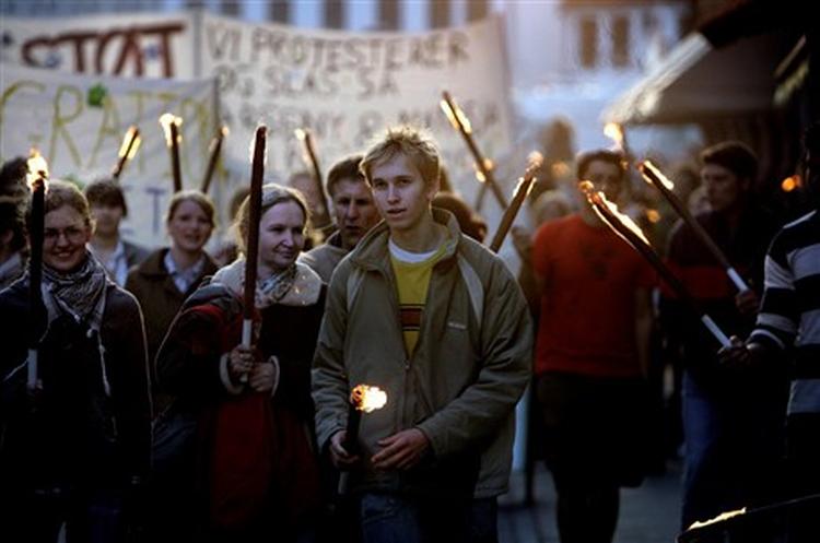 Torvet i Nakskov fyldtes onsdag aften af borgere med fakler, der protesterede over udvisningen af den 18-årige russer Arseny Shilkin og hans mor, Natascha Bosach-Witzorich (forrest).   Foto: Jens Dresling 