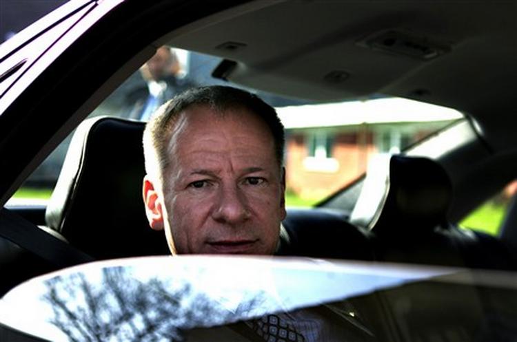 Torsten Hesselbjerg med sin anklagede chauffør bag rattet til Assens i går. De fortæller, at de tirsdag atter kørte fra Slotsholmen til Horsens, blot lidt hurtigere, på 2,28 timer.   Foto: Lars Skaaning 
