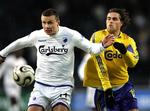 Den fysisk stærke Michael Gravgaard (tv.) har været en gevinst for FC København (her i duel med Johan Elmander), og han ærgrer sig over, at han ikke kan være med i aften på den tidligere hjemmebane i Viborg.   Arkivfoto: Jens Dresling 