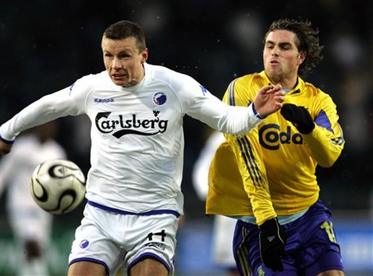 Den fysisk stærke Michael Gravgaard (tv.) har været en gevinst for FC København (her i duel med Johan Elmander), og han ærgrer sig over, at han ikke kan være med i aften på den tidligere hjemmebane i Viborg.   Arkivfoto: Jens Dresling 