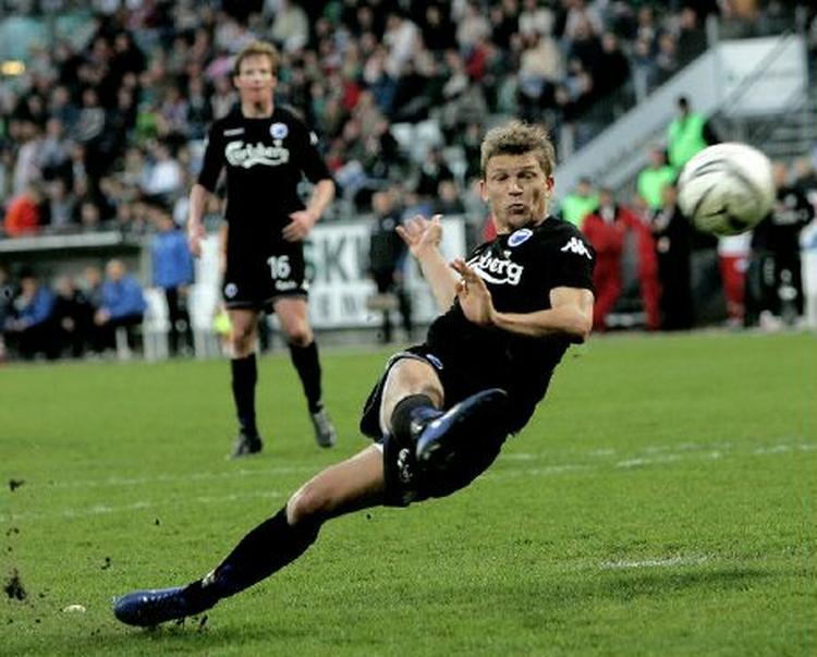 Marcus Allbäck scorer FCK's sejrsmål efter en suveræn fremlægning fra Linderoth. - Foto: Lars Poulsen 