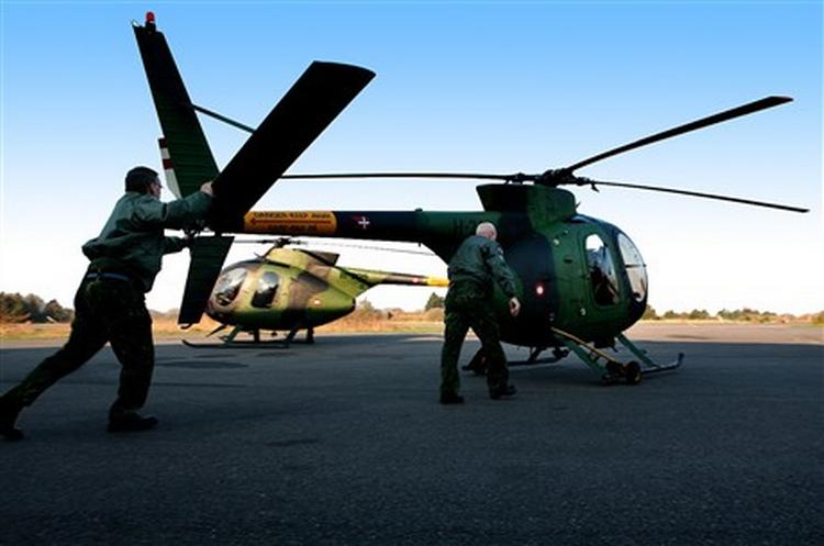 Flymekanikerne Jens Richard Bramsen (tv.) og Mogens Friberg (th.) klargør forsvarets helikoptere, der skal sælges.   Foto: Kåre Viemose 