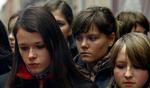 Russiske teenagere ved begravelsen af et senegalesisk offer for den racistiske vold. - Foto: AP 