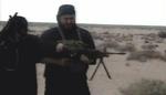 Abu Musab al-Zarqawi får hjælp til at betjene sit våben. - Foto: AP 