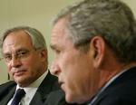 Porter Goss (tv) ved siden af præsident George W. Bush. - Foto: AP 