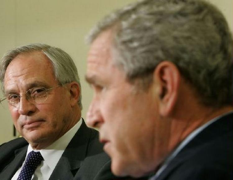 Porter Goss (tv) ved siden af præsident George W. Bush. - Foto: AP 