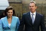 Premierminister Tony Blair får drøje hug i den britiske presse efter den omfattende ministerrokade. - Foto: AP 