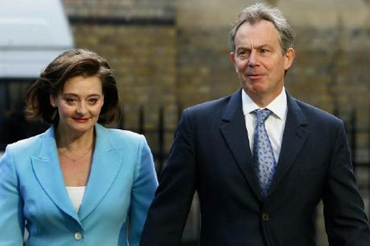 Premierminister Tony Blair får drøje hug i den britiske presse efter den omfattende ministerrokade. - Foto: AP 
