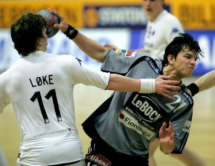 :GOG's Jacob Green går forbi Frank Løke og scorer i semifinalen, som GOG vandt knebent. - Foto: Lars Poulsen 