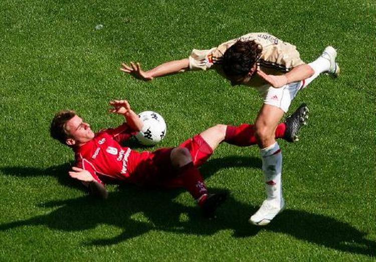 Præsterne vandt over imanerne. Og dommerne var jøder. Men det handlede kun om fodbold og tolerance. Billedet er fra en kamp i dagens Bundesligarunde, hvor der ikke stod tolerance på spil. - Foto: AP 