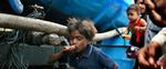 Børn slukker tørsten i heden i New Delhi. - Foto: AP 