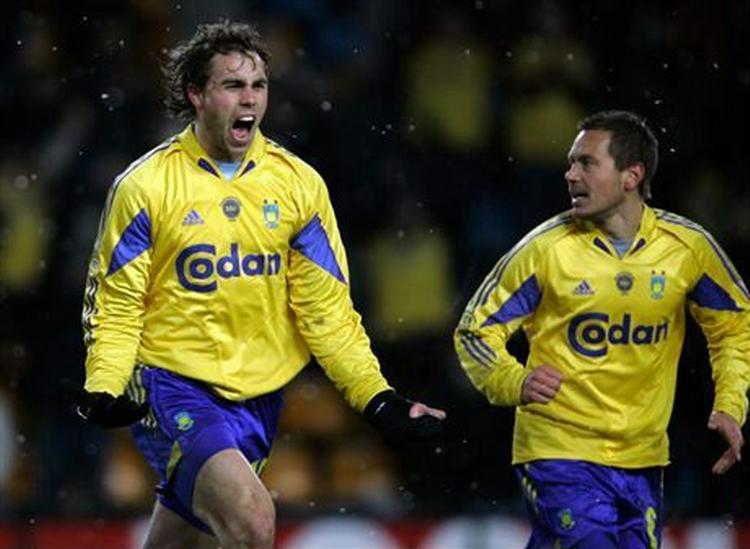 Johan Elmander (tv) frygter, at han for fjerde gang før en slutrunde bliver siet fra i sidste øjeblik. - Arkivfoto: Jens Dresling 