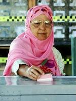 En vælger i Pattani-provinsen afgiver sin stemme ved parlamentsvalget i april. - Arkivfoto: AP 