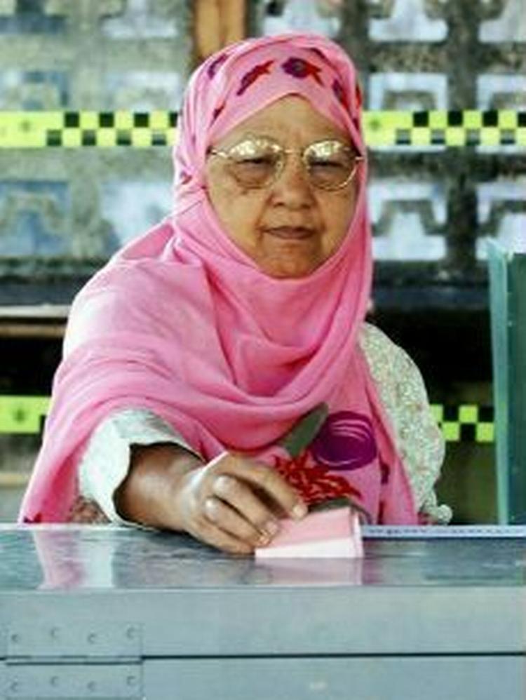 En vælger i Pattani-provinsen afgiver sin stemme ved parlamentsvalget i april. - Arkivfoto: AP 