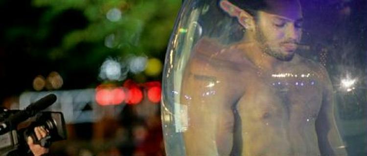 For at varme op havde David Blaine tilbragt 177 timer i glaskuplen. - Foto: AP 