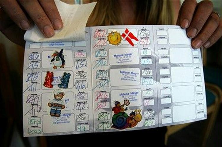Hver uge kommer medlemmerne til vejning hos De Danske Vægtkonsulenter. Som udgangspunkt skal de have tabt mindst et kilo, og bliver det opfyldt, kvitteres der med et lille klistermærke i logbogen.   Foto: Jens Dresling 