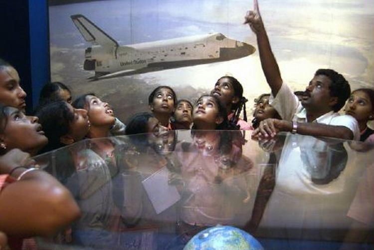 Indiske skolebørn lærer om rumfartens historie på det teknologiske museum i Bangalore. Nu sender Indien selv et rumskib afsted mod Månen. - Arkivfoto: AP 