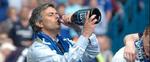 José Mourinho har al mulig grund til at tage sig en lille en - han er både engelsk mester og årets bedste manager. - Arkivfoto: AP. 