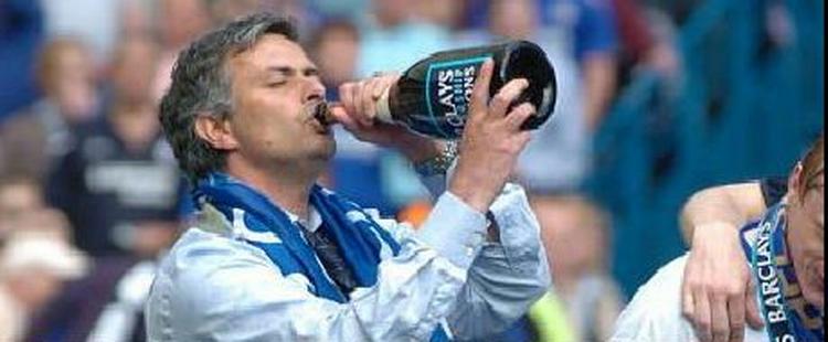 José Mourinho har al mulig grund til at tage sig en lille en - han er både engelsk mester og årets bedste manager. - Arkivfoto: AP. 