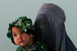 En baby på mors arm står i kø til en sundhedsklinik i Herat i Afghanistan. Nyfødte i ulandene skal kæmpe for livet lige fra fødslen. To millioner dør det første døgn i livet. - Foto: AP 