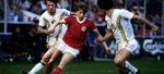 Jesper Olsen i runder to belgiske forsvarere i en venskabskamp i 1982, som Danmark vandt 1-0. - Arkivfoto: Morten Langkilde 