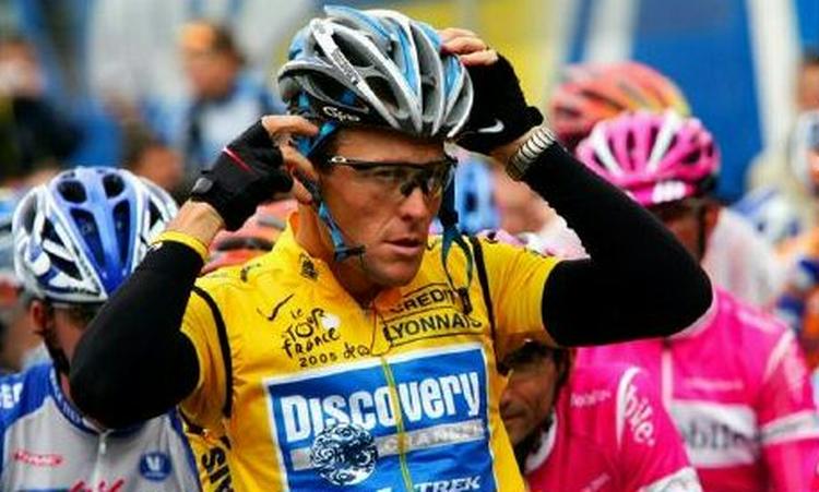 Den mangedobbelte Tour de France-vinder Lance Armstrong tipper Ivan Basso som vinder af årets Tour. - Arkivfoto: AP 
