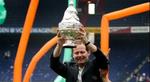 Danny Blind med det trofæ han vandt med Ajax i søndags. - Foto: AP. 