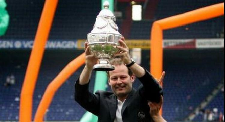 Danny Blind med det trofæ han vandt med Ajax i søndags. - Foto: AP. 