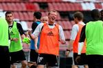 Steve McClaren var i forrygende humør under gårsdagens afsluttende træning. - Foto: AP. 