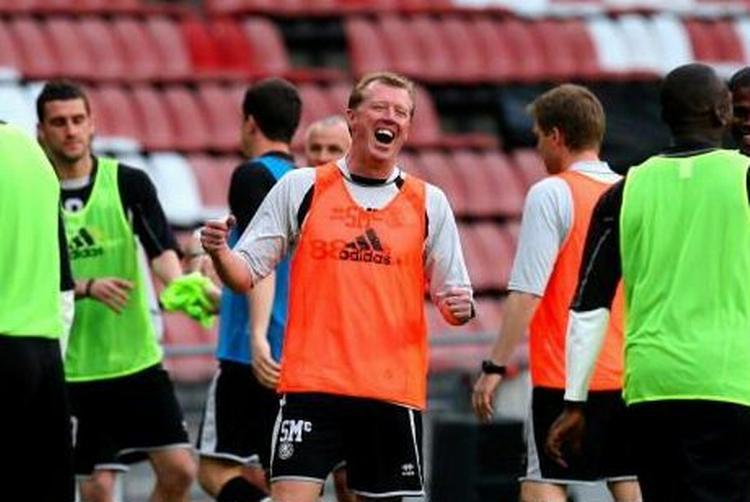 Steve McClaren var i forrygende humør under gårsdagens afsluttende træning. - Foto: AP. 