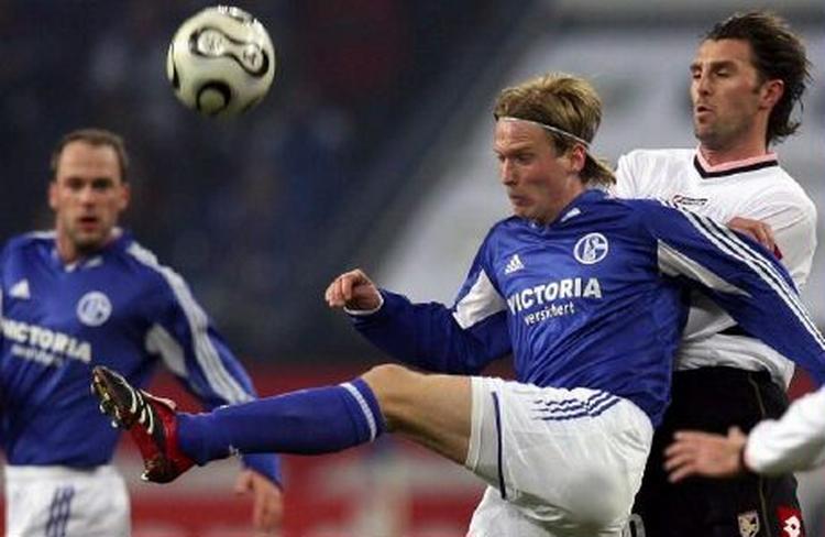 Poulsen i nærkamp med en Palermo-spiller tidligere i denne sæson. - Arkivfoto: AP. 