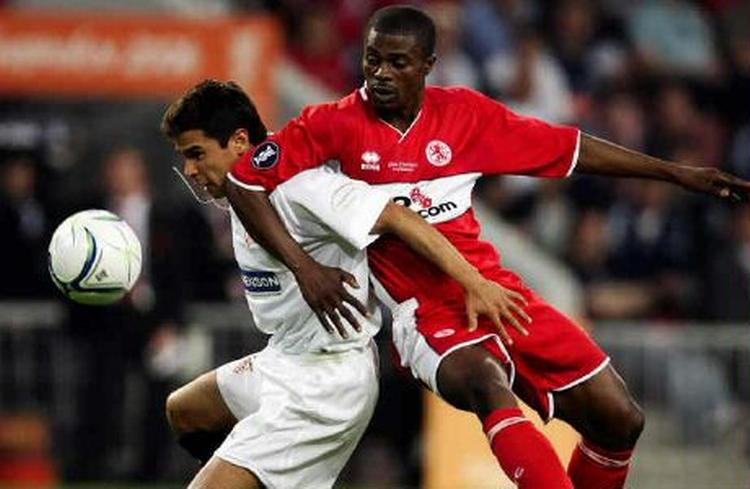 Sevillas Saviola og Middlesbroughs George Boateng i kamp om bolden. - Foto: AP 