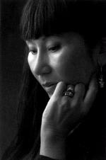 AMY TAN. Skaber til lejligheden en ny version af den alvidende fortæller. Hun lader rejselederen Bibi dø før turistgruppens afrejse til Myanmar, hvorefter Bibis ånd følger den godtroende rejseflok som immateriel kommentator.   Omslag: Honi Werner 