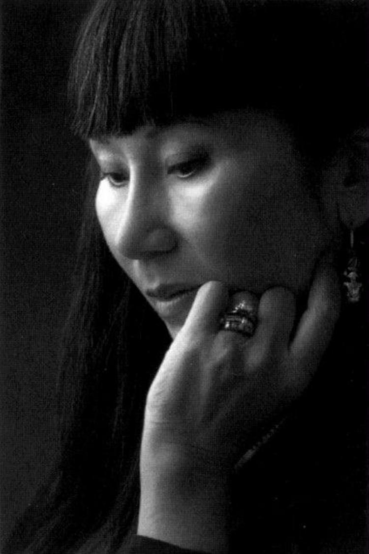 AMY TAN. Skaber til lejligheden en ny version af den alvidende fortæller. Hun lader rejselederen Bibi dø før turistgruppens afrejse til Myanmar, hvorefter Bibis ånd følger den godtroende rejseflok som immateriel kommentator.   Omslag: Honi Werner 