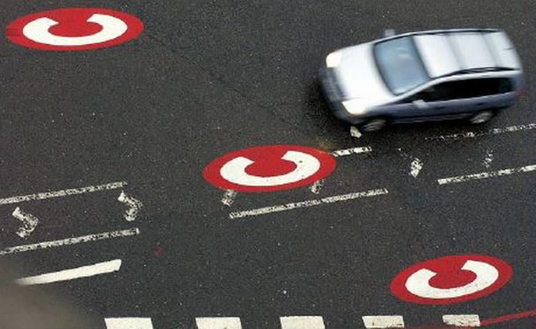 Ordningen med kørselsafgifter har virket efter hensigten i London, hvor trafikken i det centrale af byen er lettet betragteligt. Men ikke alle ordninger vil være rentable i København, viser undersøgelse. - Arkivfoto: AP 