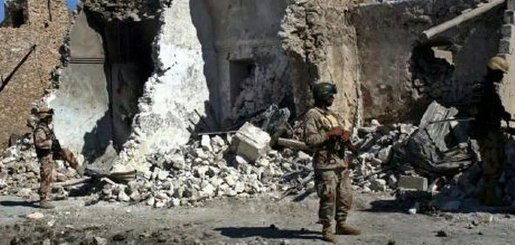 Irakiske soldater i Tal Afar nord for Bagdad, der i går blev ramt af et bombeangreb. - Foto: AP 