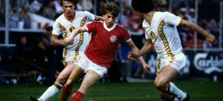 Jesper Olsen i aktion for Danmark mod Belgien i den gamle Idrætspark i 1982. - Arkivfoto: Morten Langkilde. 